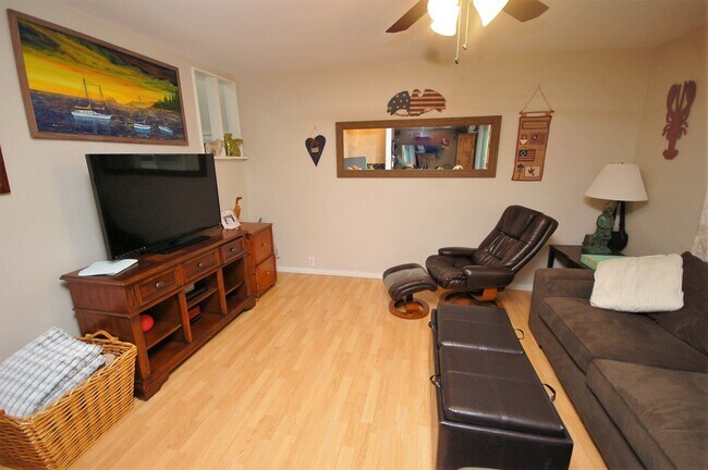 Foto del edificio - Pacific Beach Condo in Gated Community