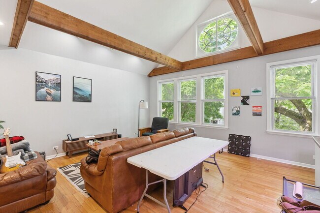 Foto del edificio - 2443 N Greenview Ave