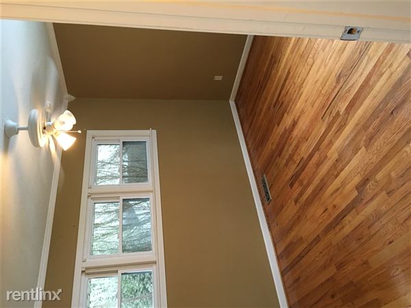 Building Photo - 517 Village Dr