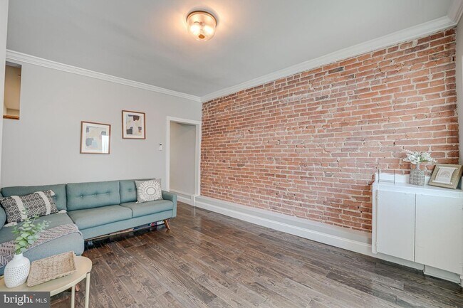 Building Photo - 647 20th St NE