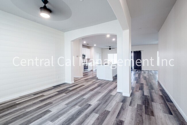Foto del edificio - 4 Bedroom/2 Bath Home in the Southwest - $2595 Per Month!