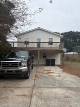 Building Photo - 803 Swan St