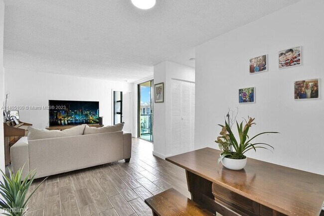 Building Photo - 2 br, 2 bath Condo - 11800 SW 18th St # 508-4