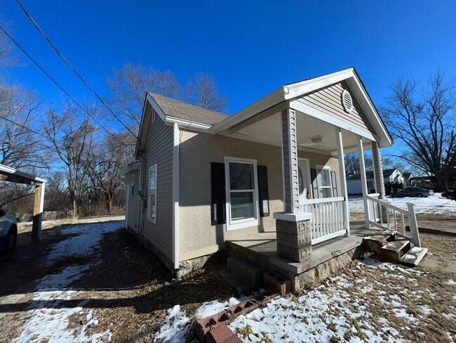 Building Photo - New Price for this Adorable 2 Bedroom, 1 B...