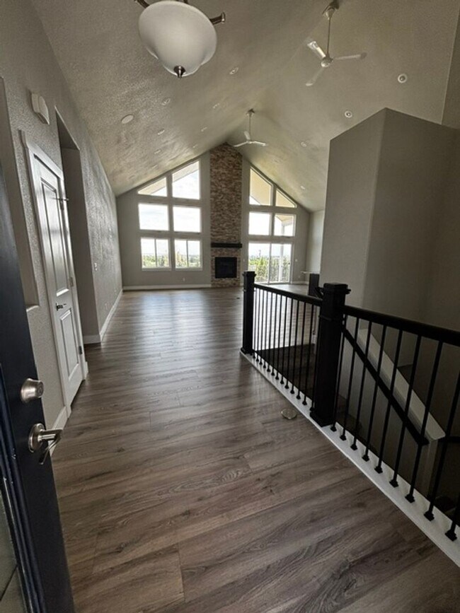 Foto del edificio - Beautiful 6 Bedroom 3 1/2 Bath Home In Whitney Ranch