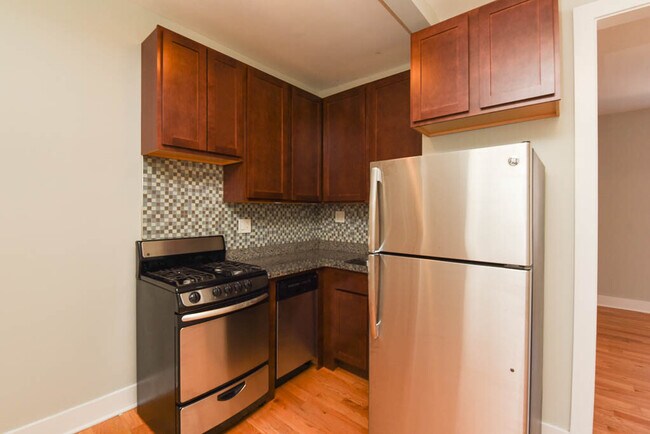 Foto del edificio - 3720.5 N Pine Grove Ave