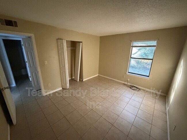 Foto del edificio - 6823 Tiki Ln