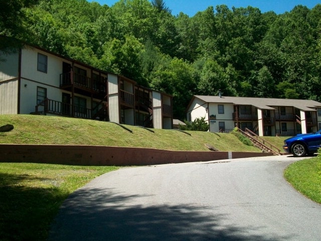 221 225 Southridge Rd Banner Elk Nc 28604 Apartments Banner