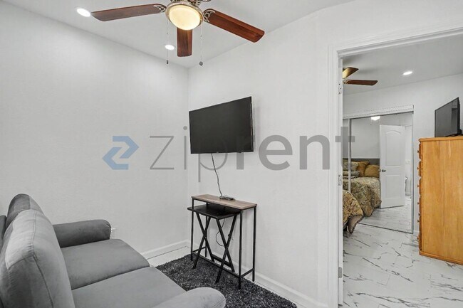 Building Photo - 1208 Field Ave