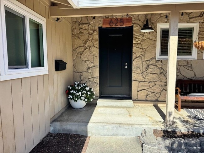 Building Photo - 625 Comet Dr