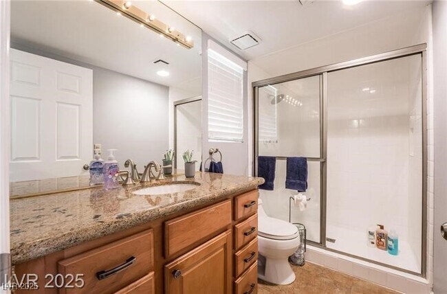 Building Photo - 3003 La Mesa Dr