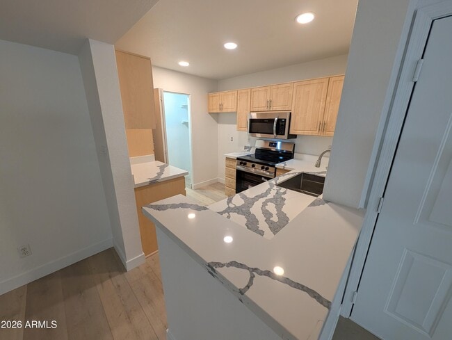 Building Photo - 1880 E Morten Ave