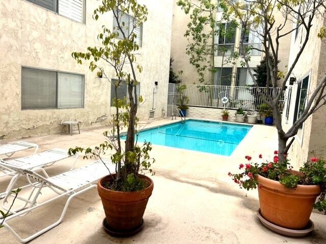 Foto del edificio - 11656 Montana Ave
