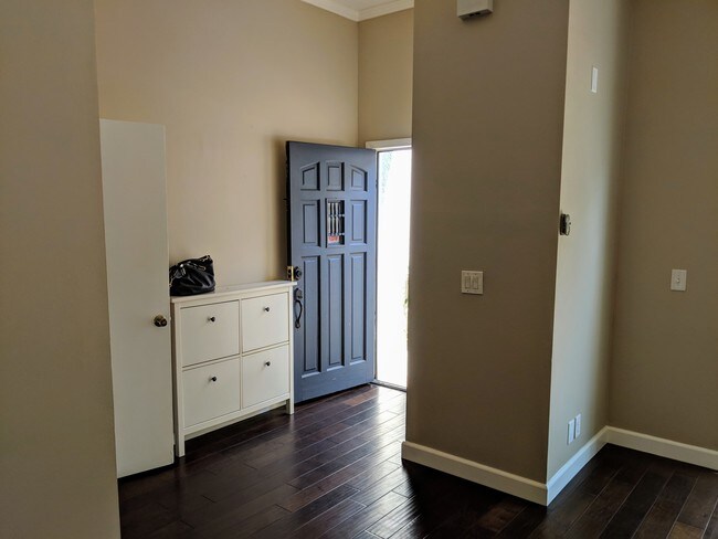 Entrada - 718 S Catalina Ave