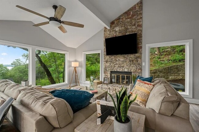Building Photo - 3700 Hideaway Ln