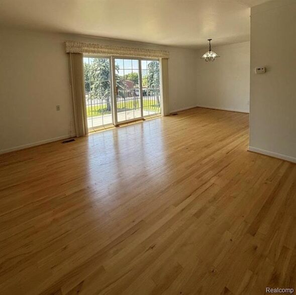 Foto del edificio - 458 Fox Hills Dr S