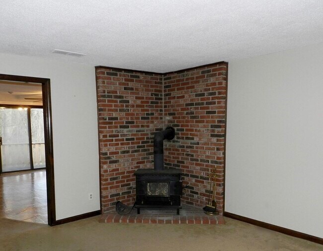 Building Photo - 3 Pinebrook Ln