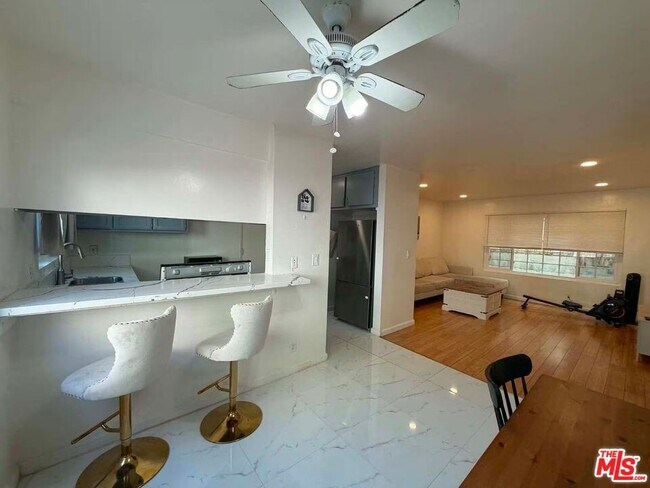 Foto del edificio - 10760 Woodbine St