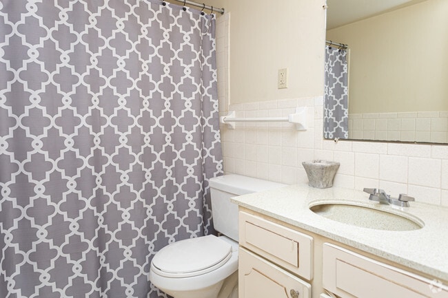 1 BR, 1 BA - 725 SF - Savoy Plaza