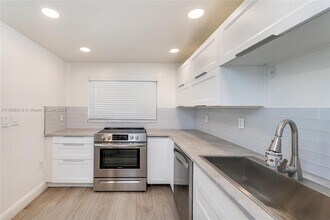 Building Photo - 8875b Fontainebleau Blvd