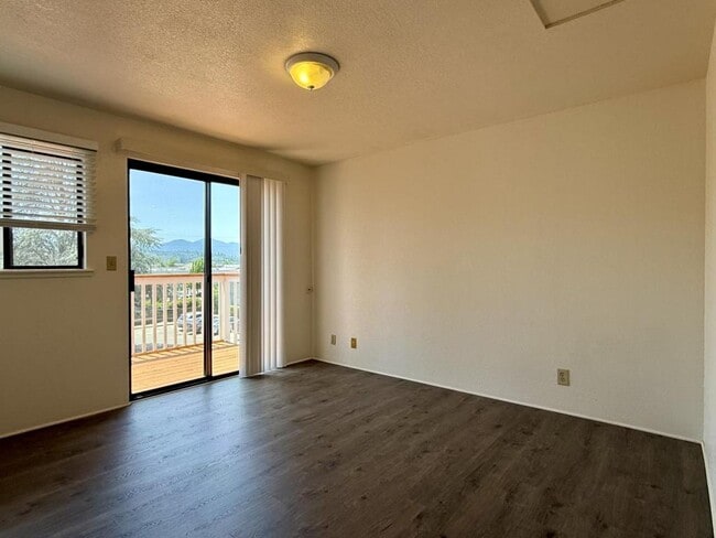 Building Photo - 429 NE Silverwood Pl