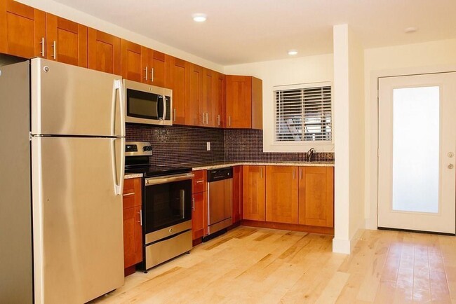Building Photo - 909 Reinli St