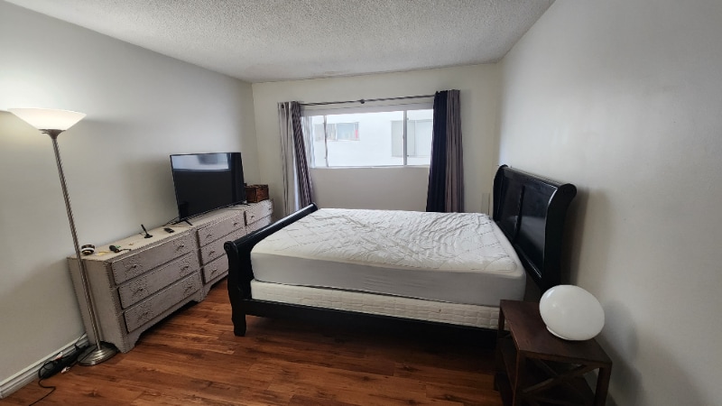 Foto principal - 310 S Almont Dr