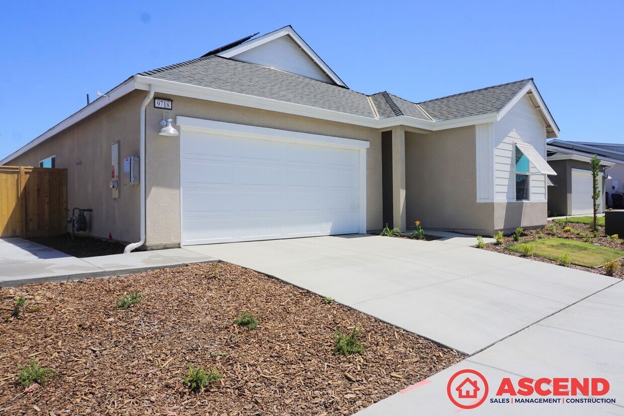Foto principal - Gorgeous new build home located off 7th St...