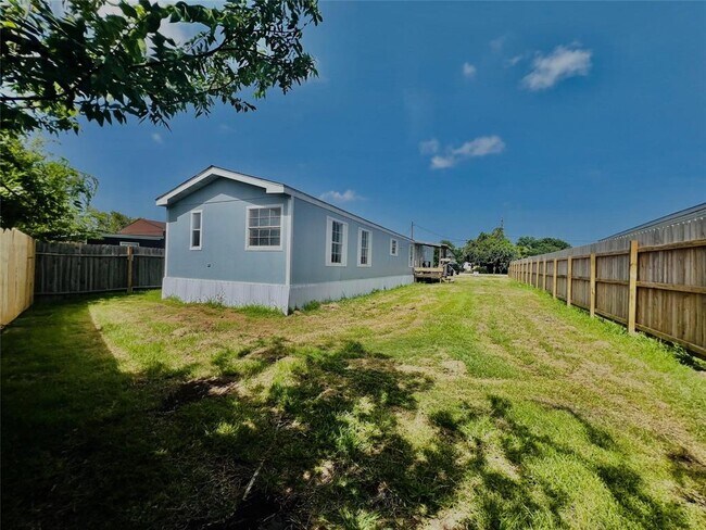 Foto del edificio - 2525 Oyster Creek Bend