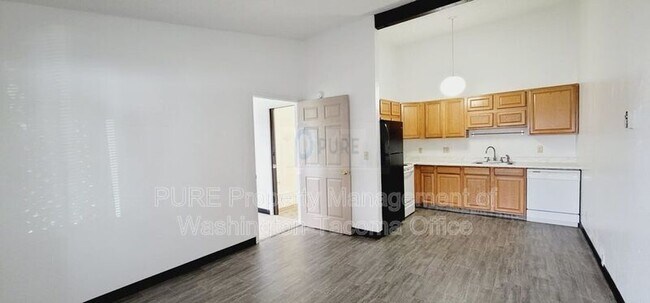 Building Photo - 417 22nd St SE