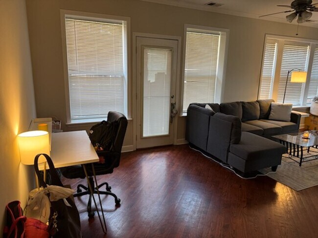 Building Photo - Beautiful 1 Bed / 1 Bath Apartment Available July 1st in Rogers Park!
