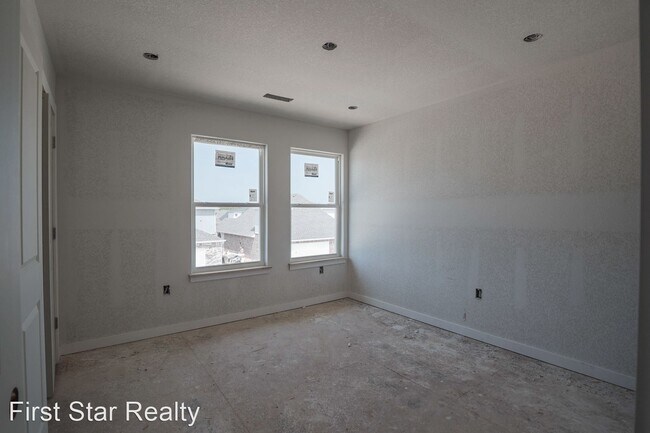 Building Photo - 2 br, 2.5 bath House - 668 N. Littleleaf -...