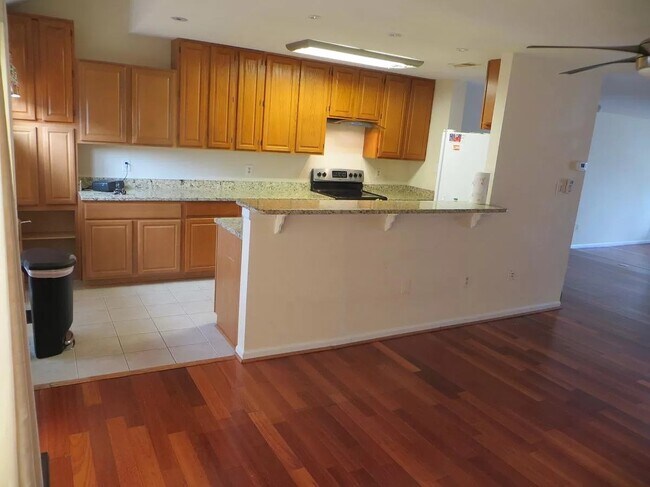 PRINCIPAL: Comedor con vista a la cocina: ¡Espacio abierto! - 7039 Chesley Search Way