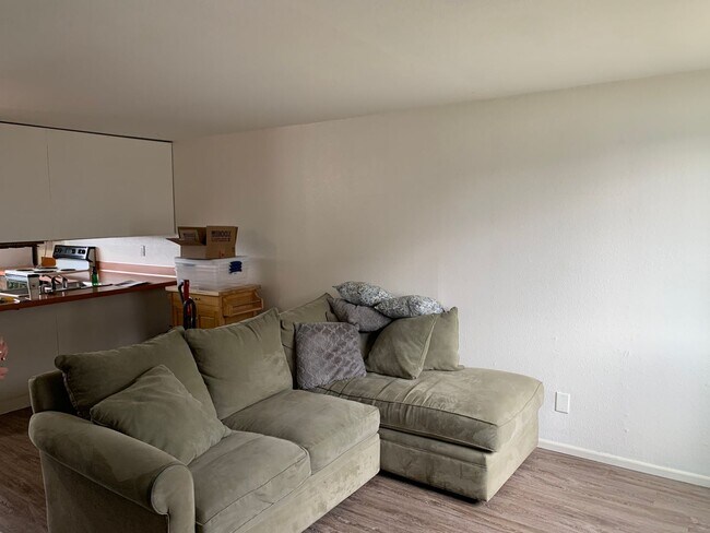 Building Photo - 1820 Larch Street C7