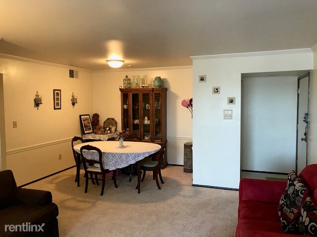 Foto del edificio - 3838 N Oakland Ave