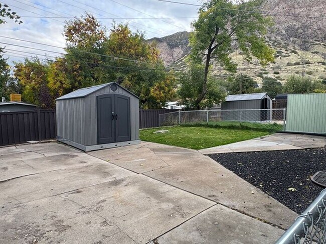 Foto del edificio - 4 Bedroom 2 Bath Duplex- Dog Friendly