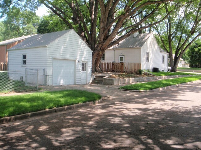 Building Photo - 3 bed 2 bath with detached garage! Cozy ho...