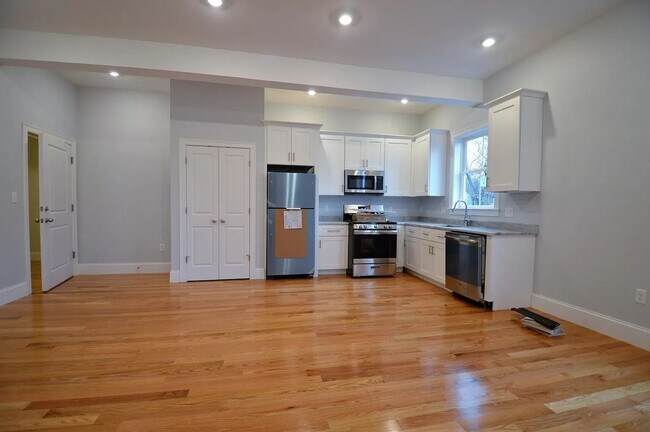 Foto del edificio - NO BROKER FEE!!  CENTRAL AIR!  RECENT RENOVATION IN BRIGHTON CENTER!