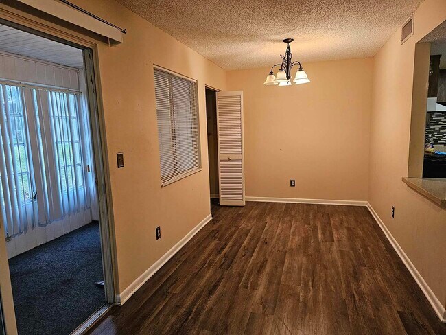 Foto del edificio - 553 Fairways Dr
