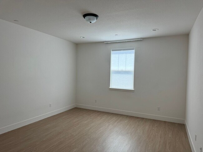 Foto del edificio - 3 BR/3BA | Newly Renovated Single Family Home | Front Yard| In Sacramento!