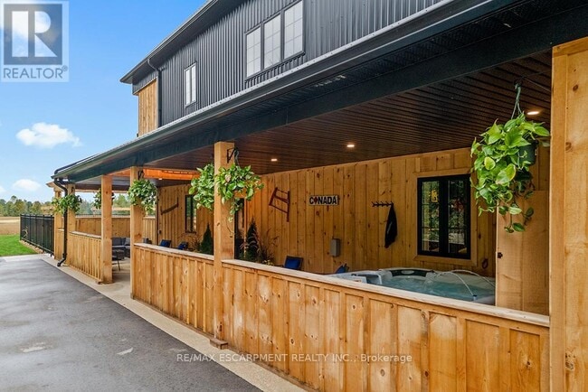 Photo du bâtiment - 402075 GREY Rd 17