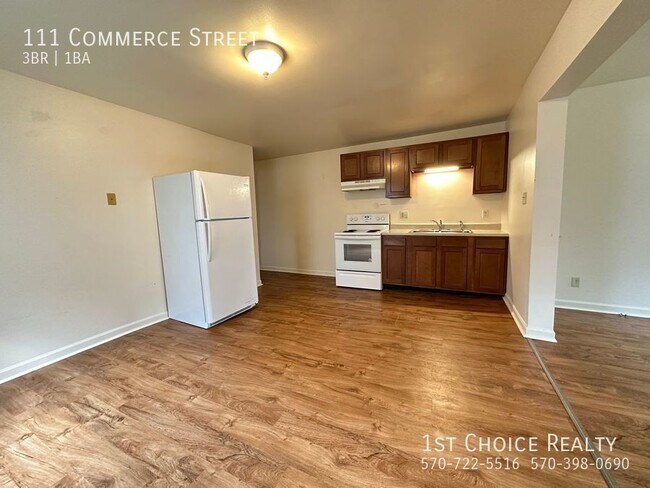 Building Photo - 3 bedroom half double with most utilities ...