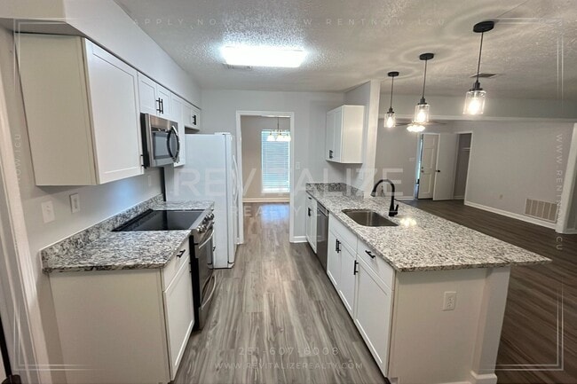 Building Photo - Stunning 4 Bed/2 Bathroom Home in West Mob...