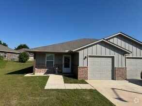 Building Photo - 555 Parkhill Cir