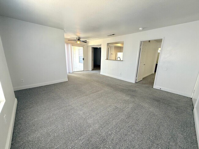 Foto del edificio - SPACIOUS 2BED/2BATH CONDO IN A GATED COMMUNITY!