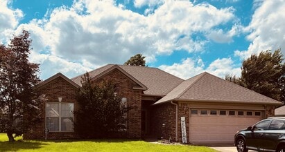 Building Photo - 2217 Daniel Dr