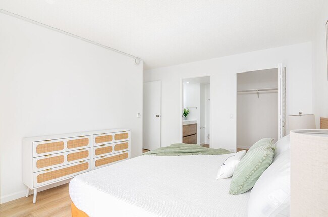 Building Photo - Beautifully Remodeled and Fully furnished 2 Bed 1.5 1 parking.  Available between March-Nov 30th