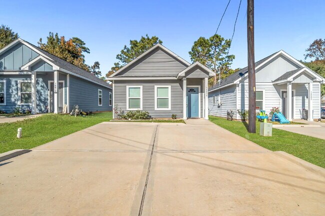 Foto del edificio - MOVE IN READY - Like NEW built in 2023, this 3 bedroom, 2  bath quaint home provides comfort and ...