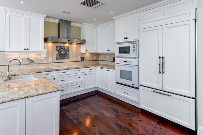 Building Photo - 330 S Ocean Blvd