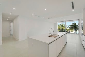 Building Photo - 220 Lake Shore Dr